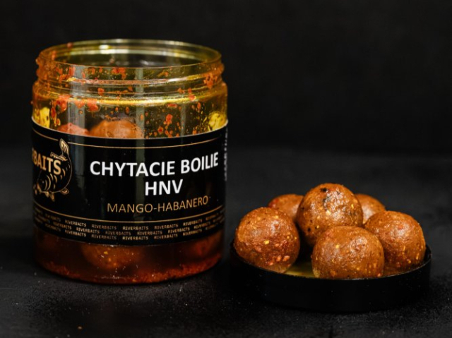 RiverBaits Chytacie boilie v dipe - Mango Habanero 20mm